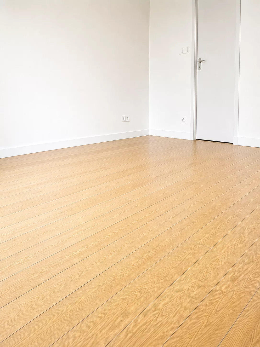 Parquet clair et unifié après rénovation